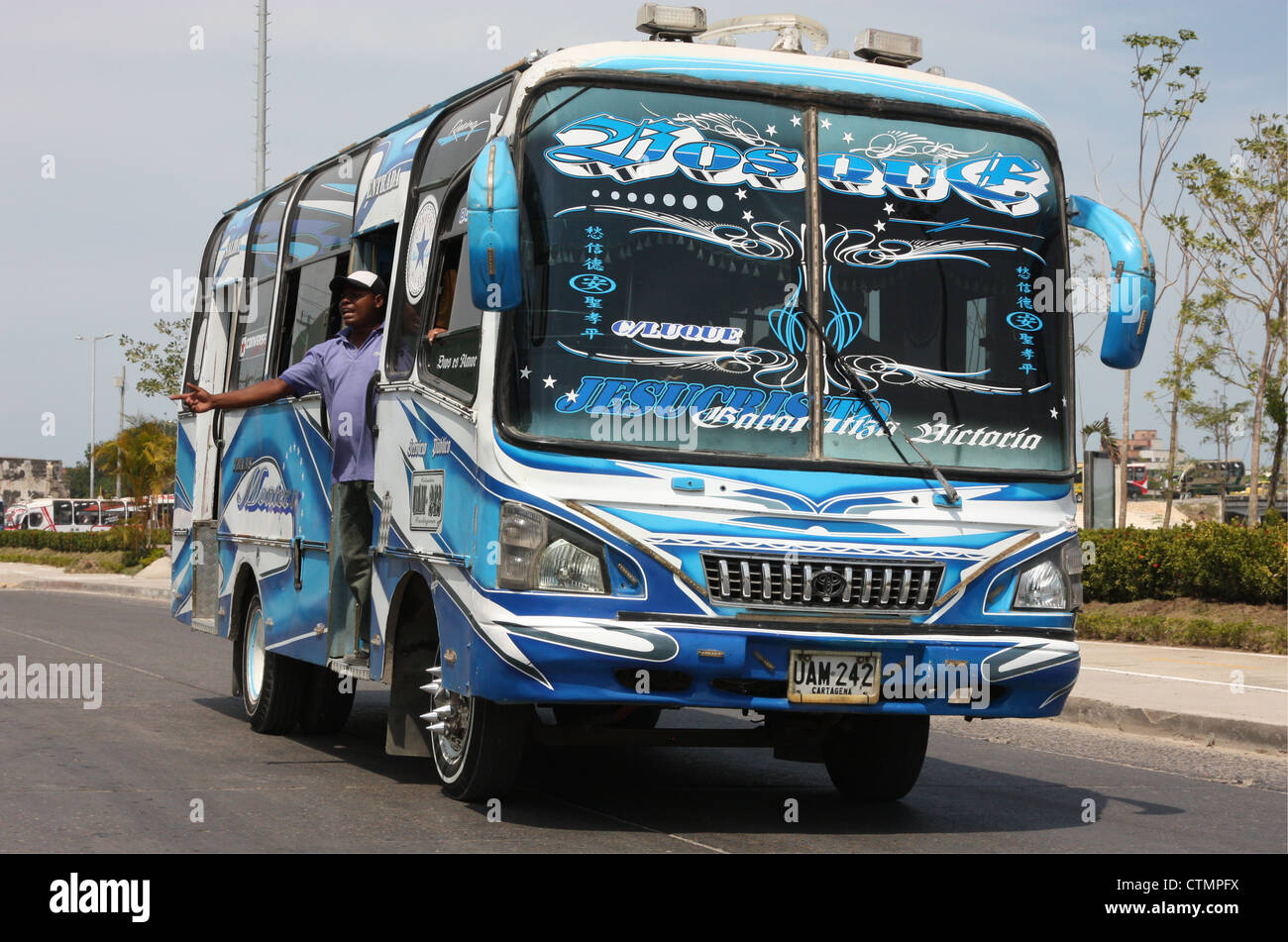 Décorées dans des couleurs vives (bus local Bus de poulet) ramassage des passagers dans la vieille ville d'Amérique du Sud Colombie carthagène Banque D'Images