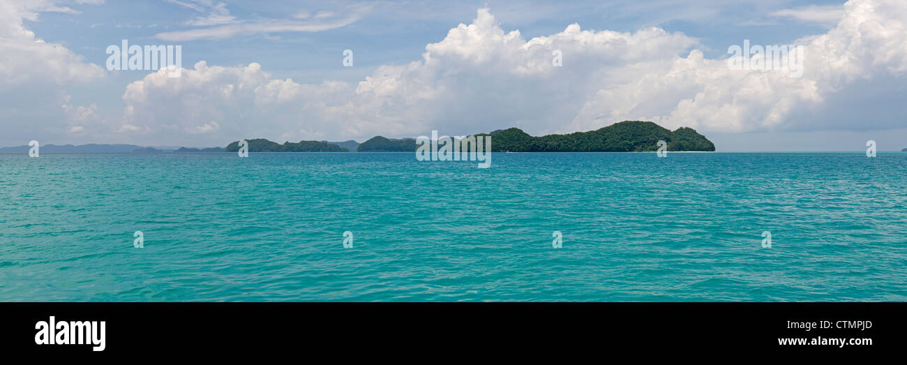 Vue sur les îles de Palau vu de la vivre à bord de bateau de plongée Ocean Hunter III à l'ancre près du canal allemand. Banque D'Images