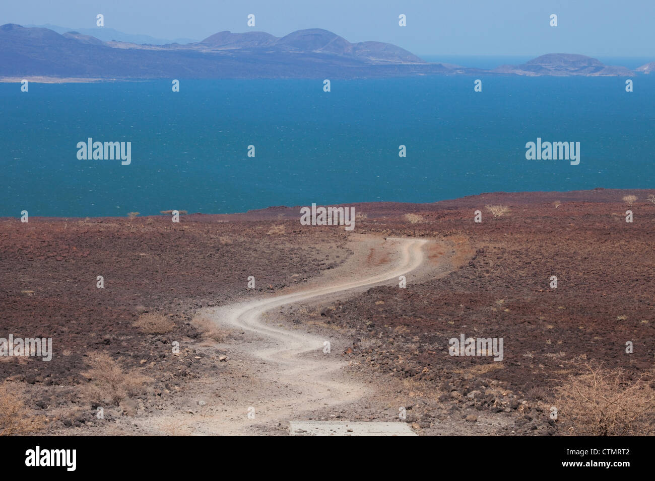 Chemin menant à travers les roches volcaniques pour le lac Turkana/ Mer de Jade, Loyongalani, région du lac Turkana, Kenya, Africa Banque D'Images