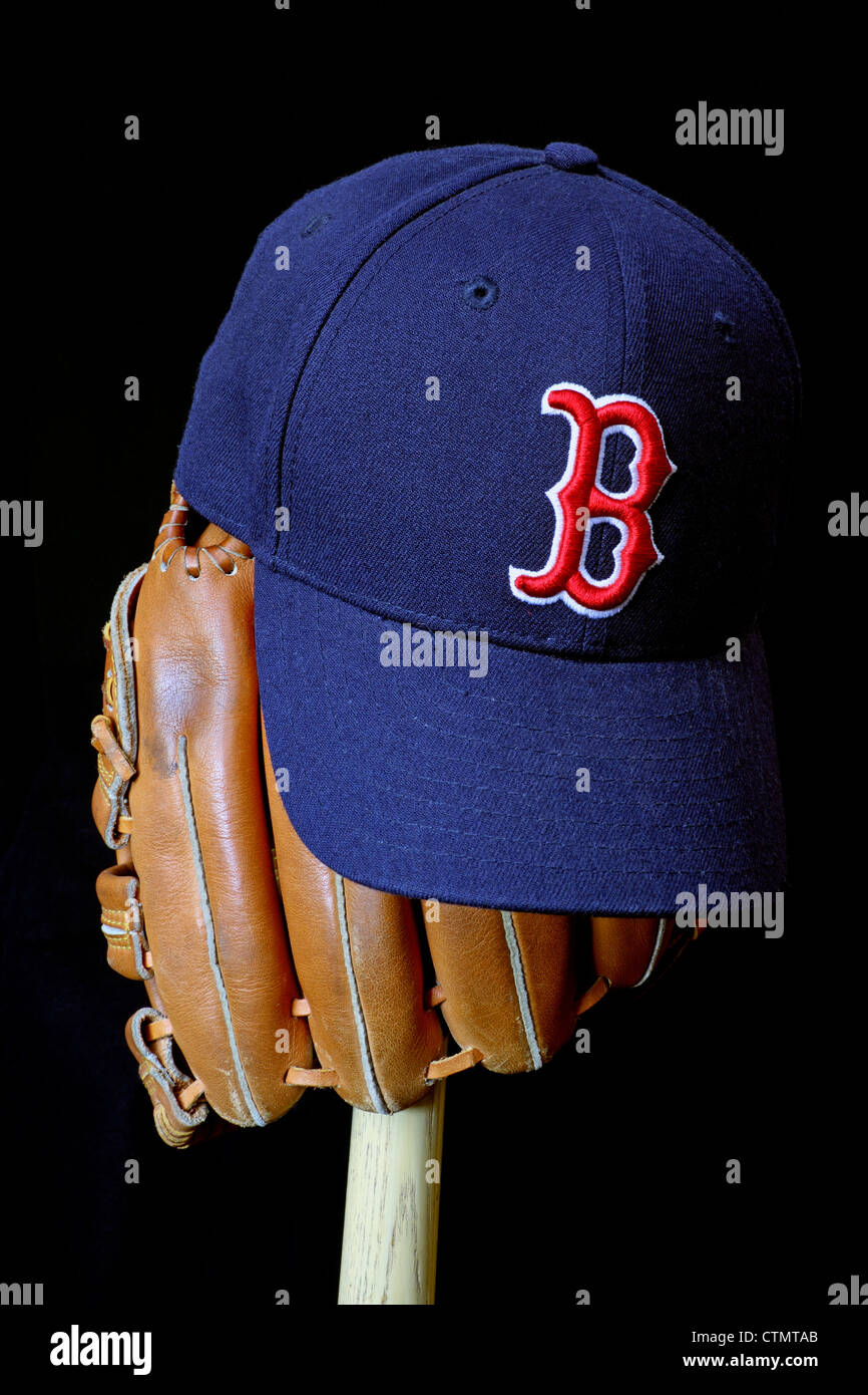 Patienter jusqu'à l'année prochaine. Boston Red Sox Baseball Cap sur un gant et bat. Banque D'Images