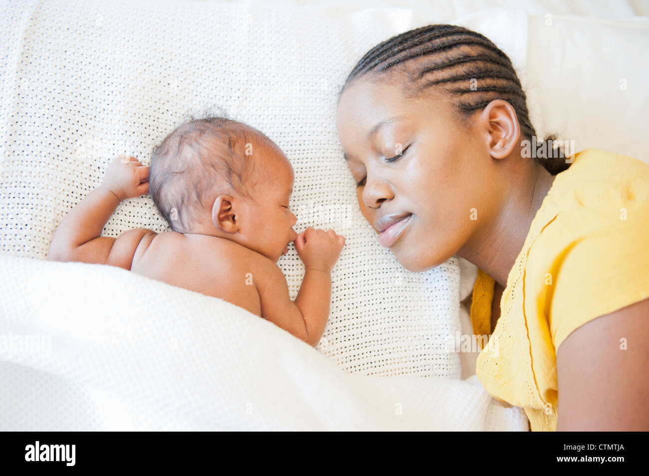 Mere Dort Sur Son Lit Face A Dormir Bebe Nouveau Ne A Johannesburg Afrique Du Sud Photo Stock Alamy