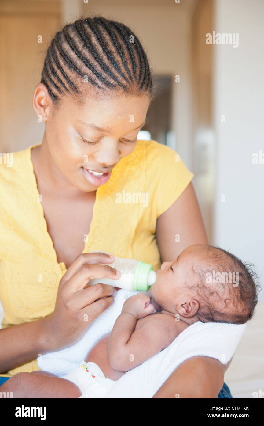 La Mere Tient Son Bebe Nouveau Ne Dans Ses Bras Et Nourrit Son Avec Bouteille A Johannesburg Afrique Du Sud Photo Stock Alamy