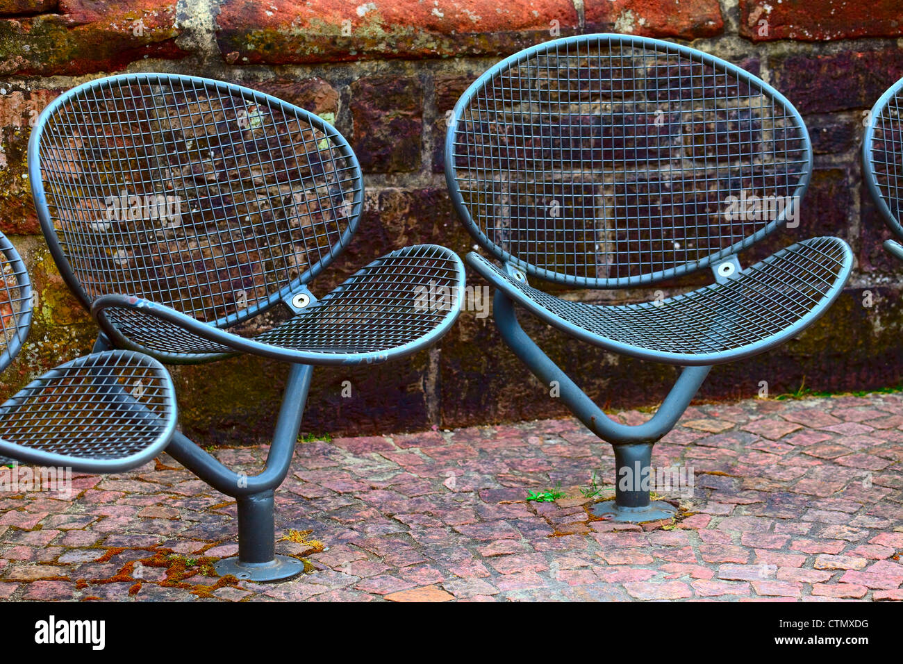 Un public metal chaises sur la promenade de petite ville Saarburg, Rheinland-Pfalz, Allemagne Banque D'Images