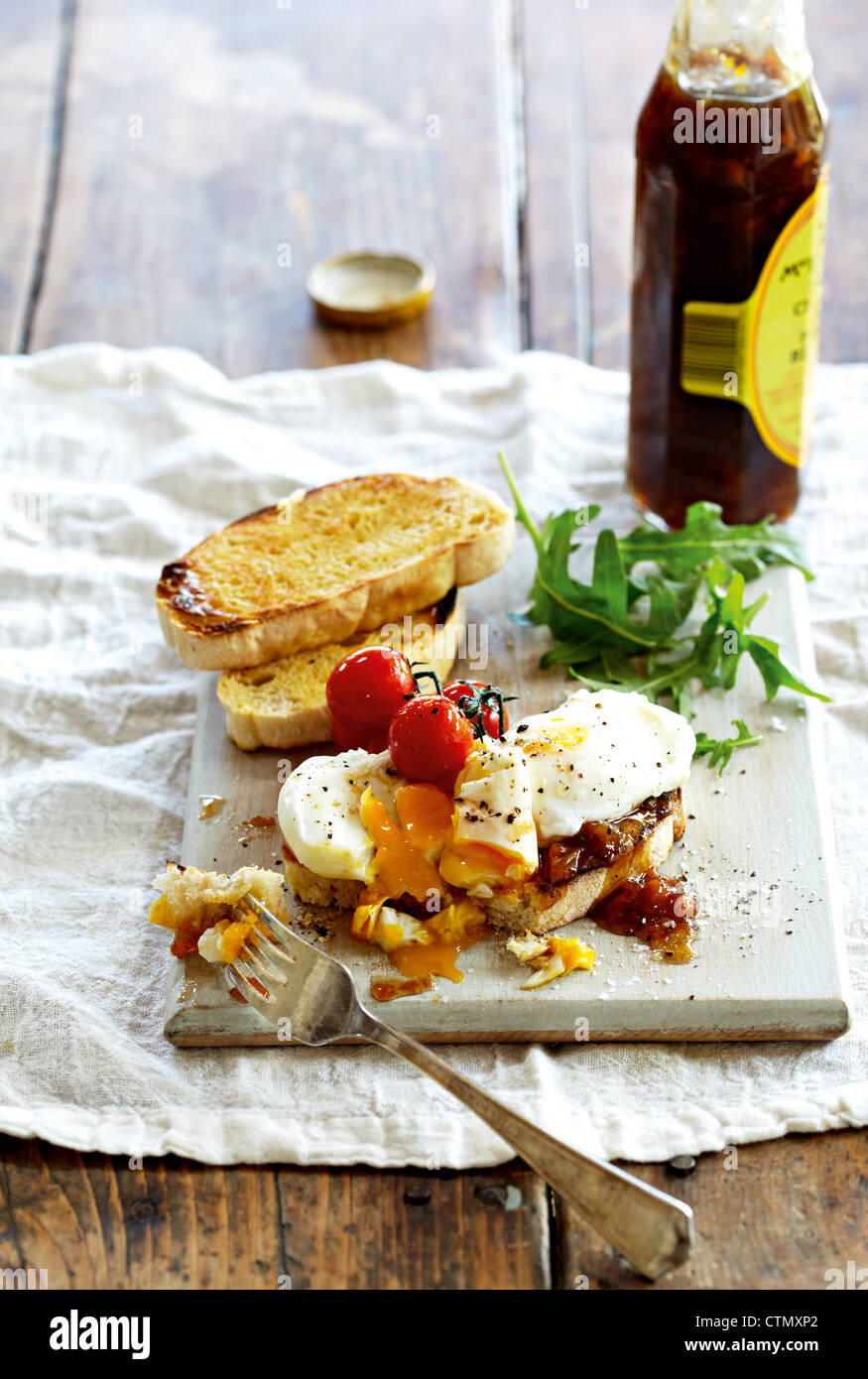 Le petit-déjeuner les oeufs pochés, tomates et toasts Banque D'Images