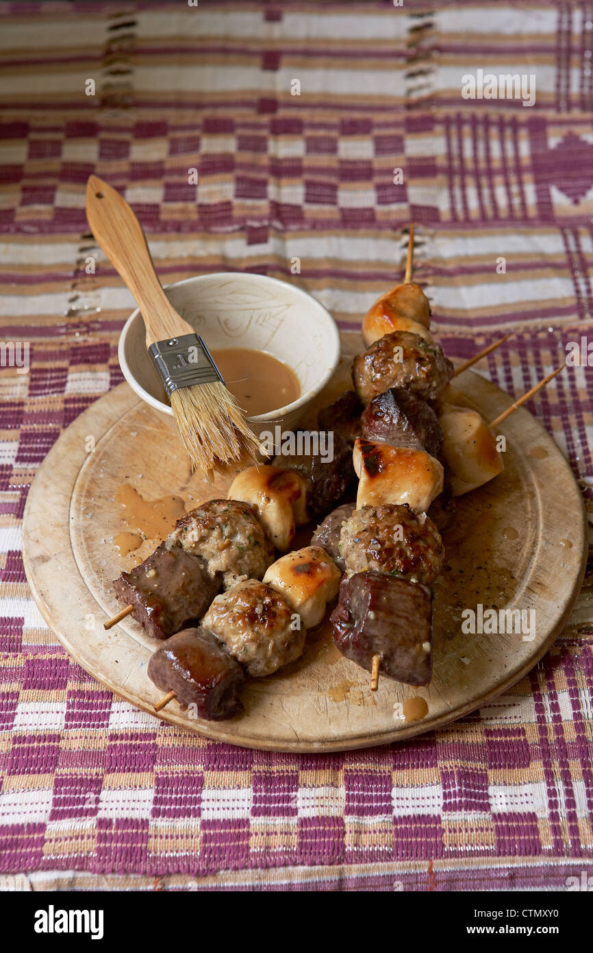 La cuisine traditionnelle africaine. Brochettes de viande nigériane fait avec du bœuf haché, de poulet et les cubes d'autruche Banque D'Images