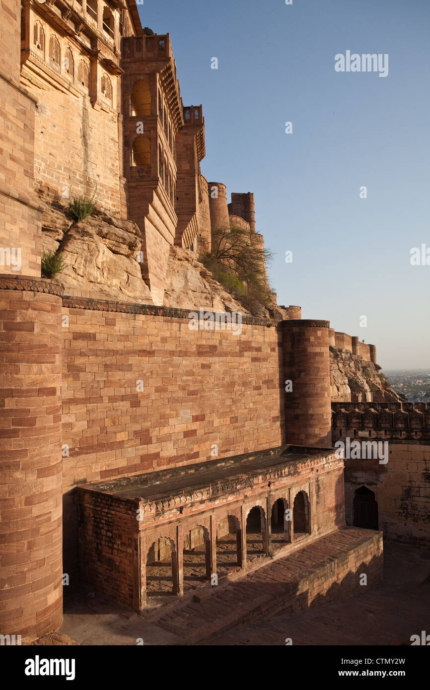 Les murs de Mehrangarh Fort comme le soleil se couche sur Jodhpur Banque D'Images