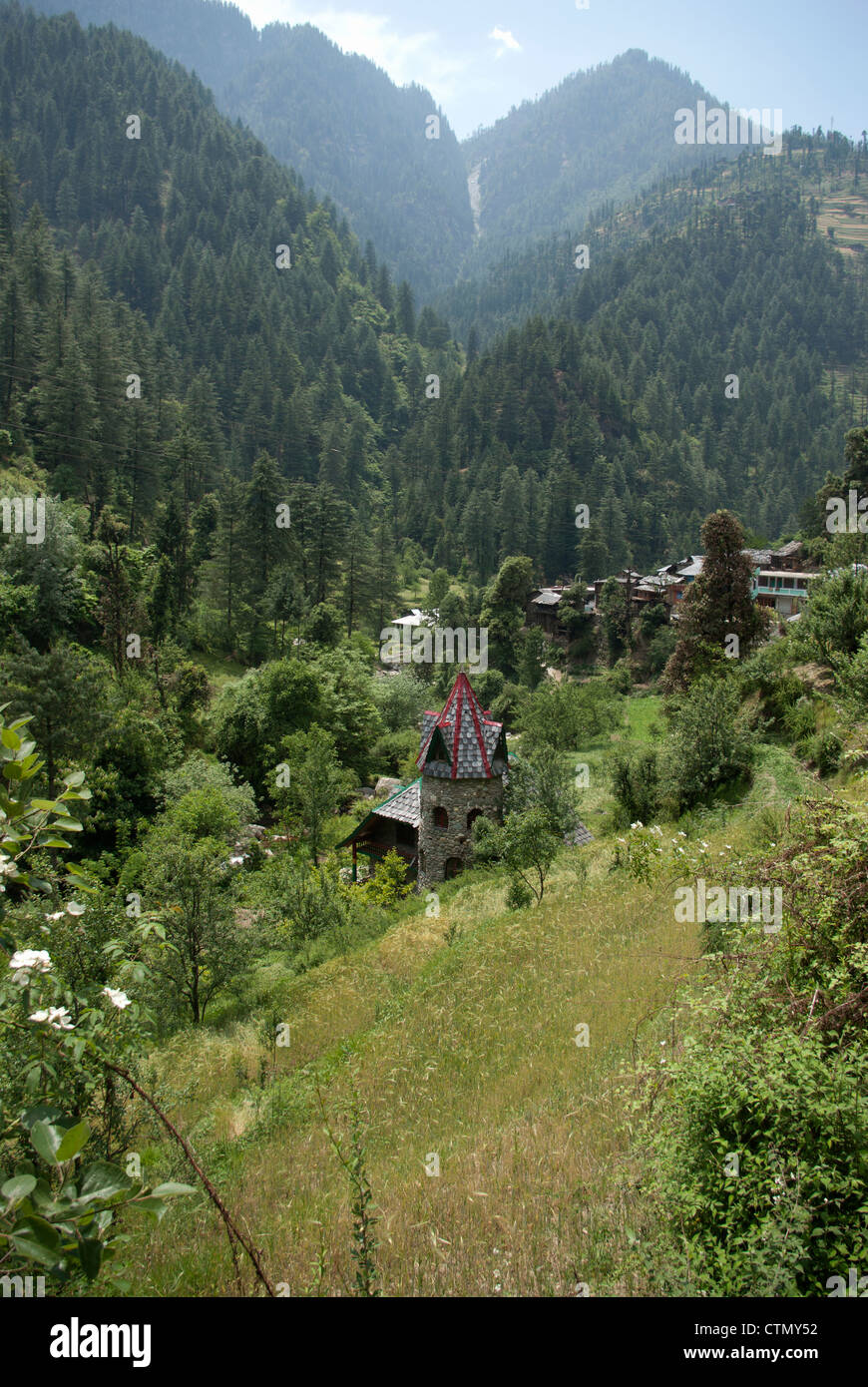 Maison dans la vallée de Tirthan état d'Himachal Pradesh, Inde Banque D'Images