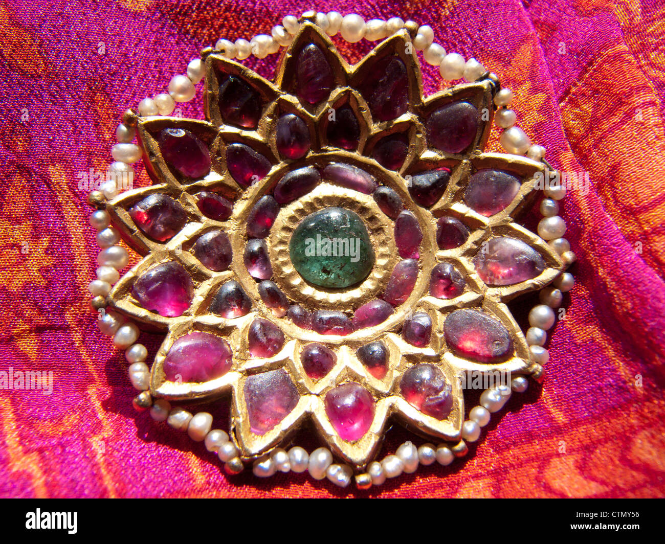 Un anneau de rubis, émeraudes, perles, Inde Banque D'Images