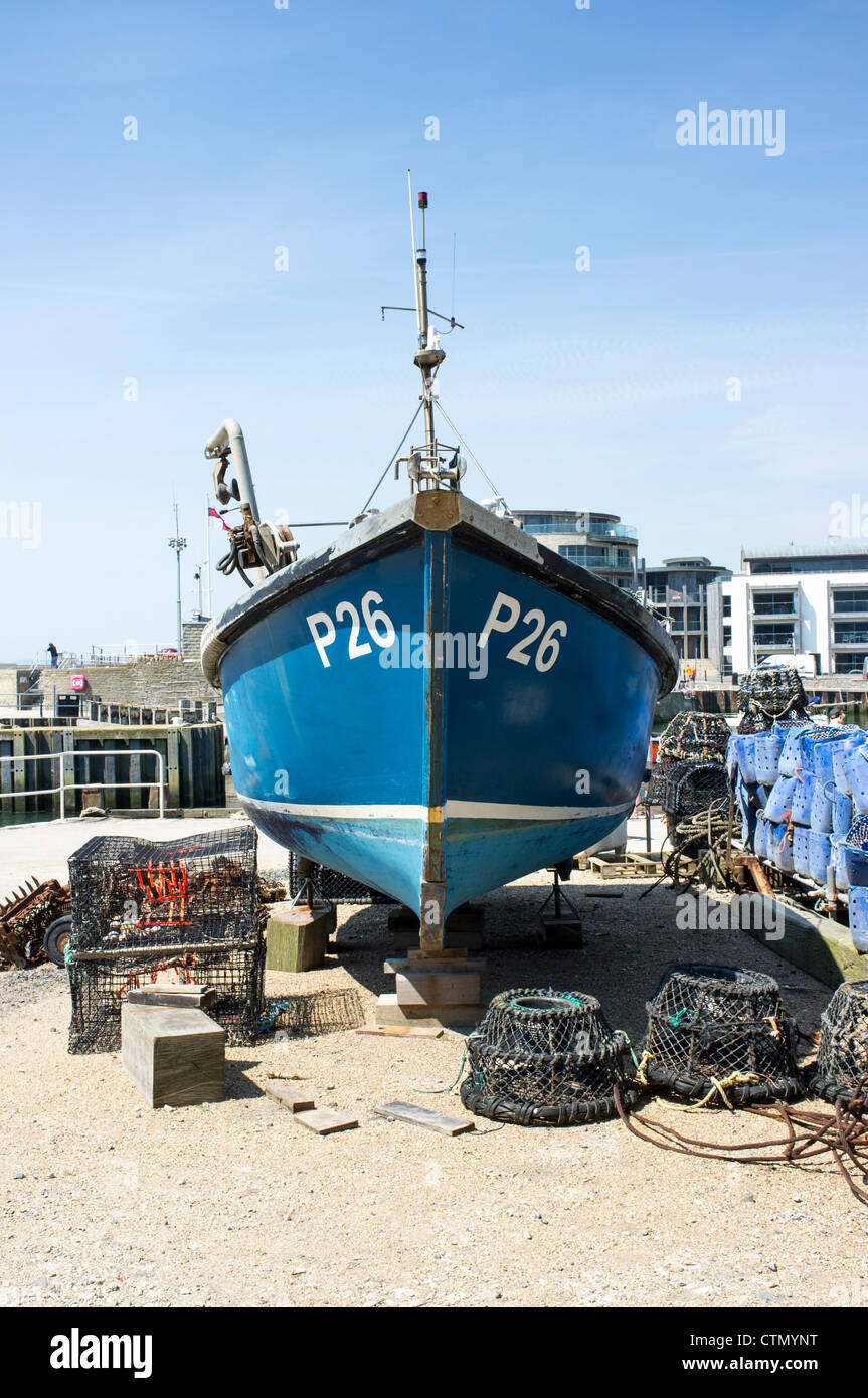 Bateau de pêche sur la terre ferme dans la baie Ouest Dorset UK Banque D'Images