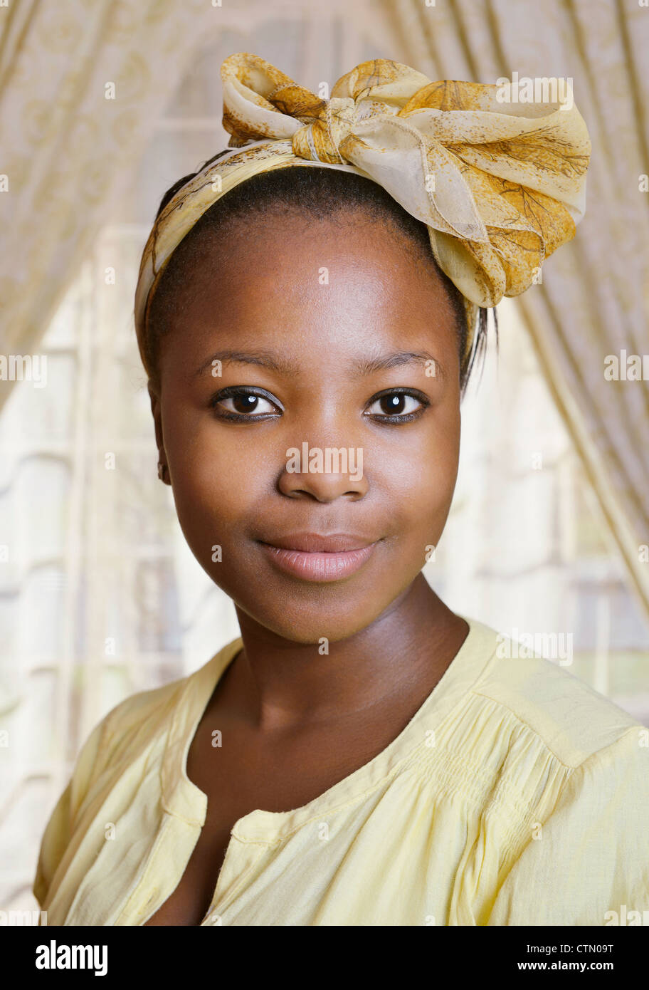 Portrait d'une jeune femme africaine en jaune, à Mandalay, à Cape Town Banque D'Images