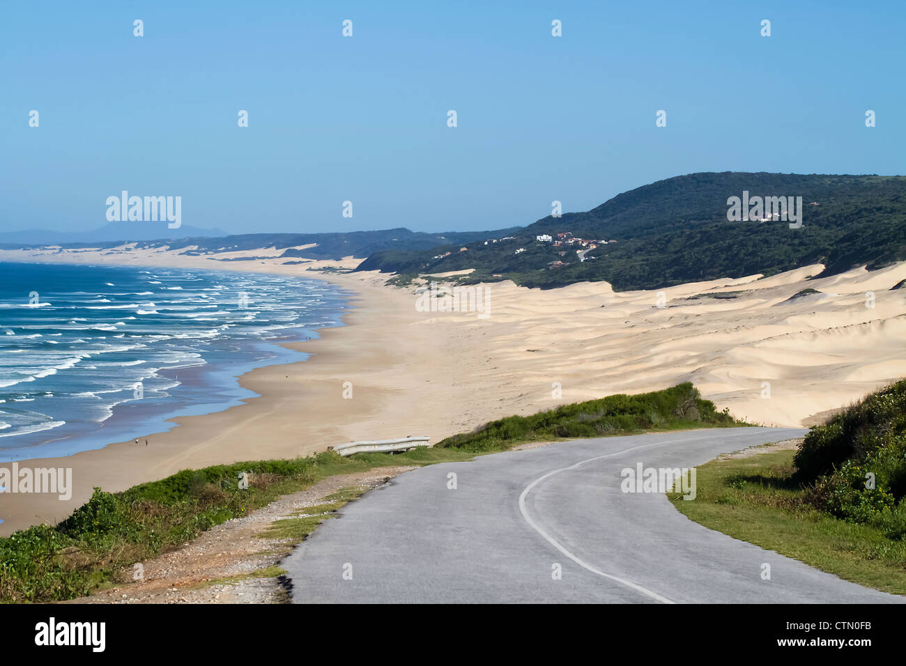 Prendre la route à un Maitlands Maitlands Beach, plage, Eastern Cape, Afrique du Sud Banque D'Images