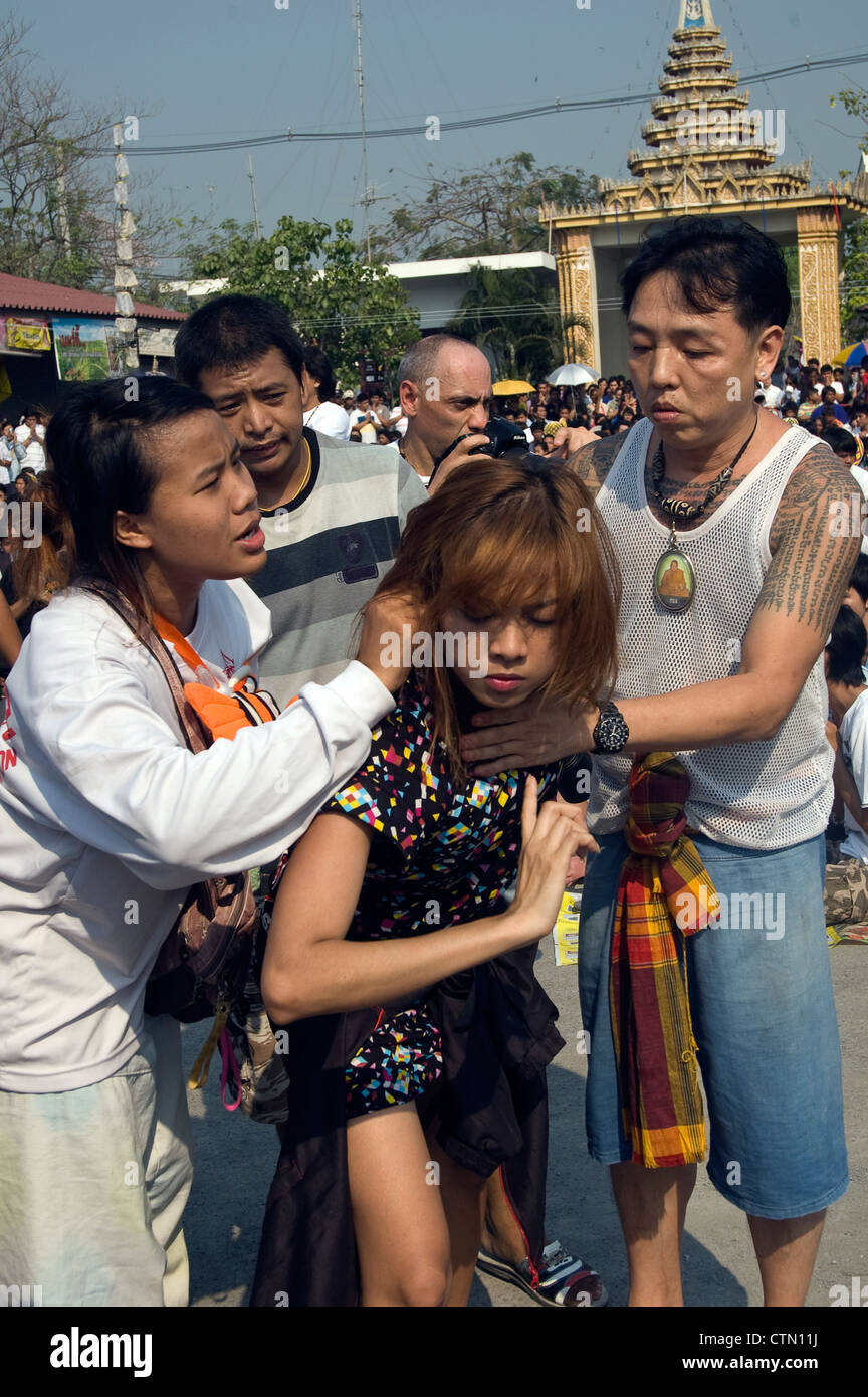 Wai Khru ou "Tattoo Festival' à Wat Phra Bang. Nakhon Chaisi. La Thaïlande. Banque D'Images