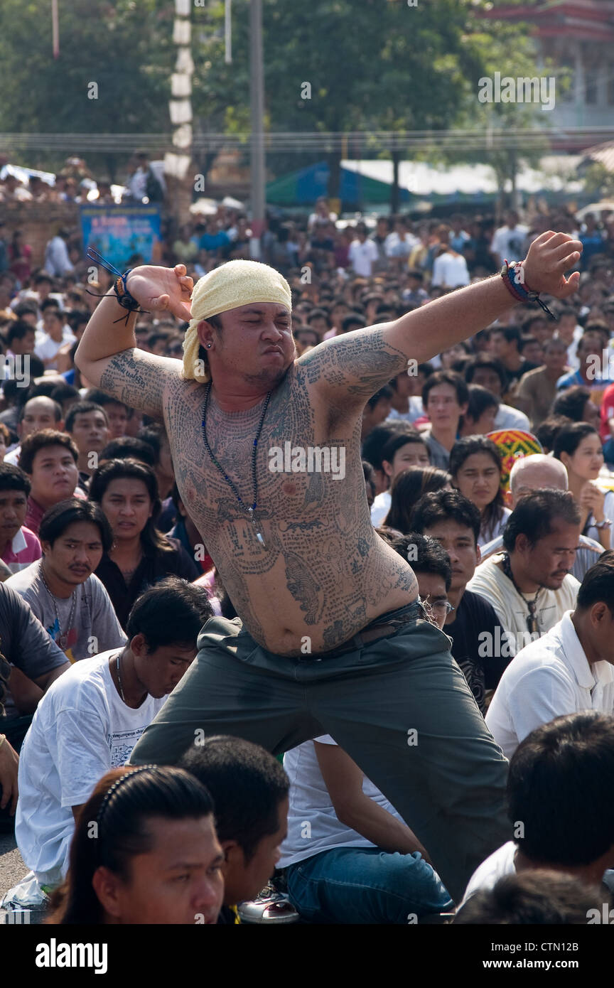 Wai Khru ou "Tattoo Festival' à Wat Phra Bang. Nakhon Chaisi. La Thaïlande. Banque D'Images