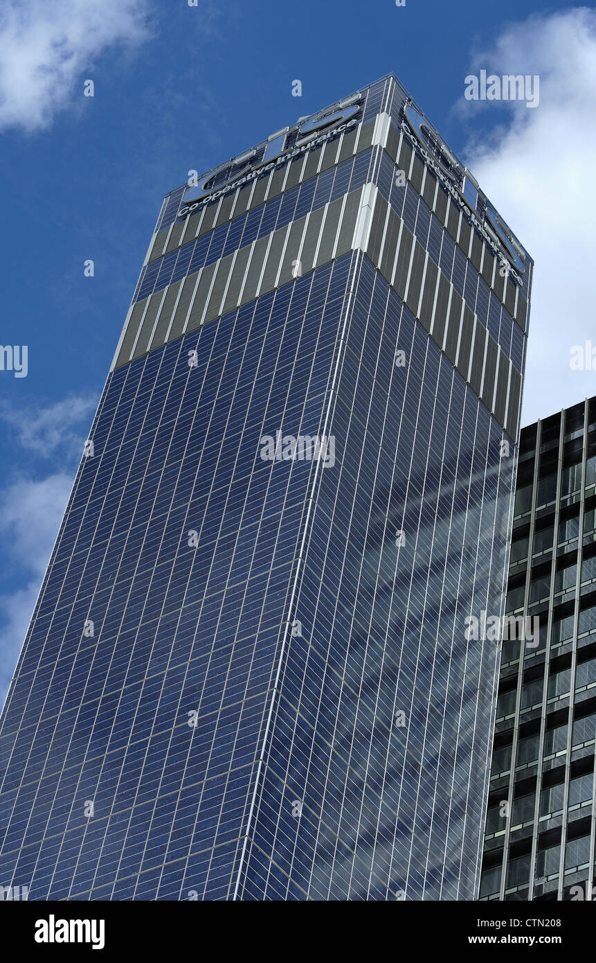 Bardage panneau solaire sur le bloc de services de la CEI à Manchester, Angleterre. Banque D'Images