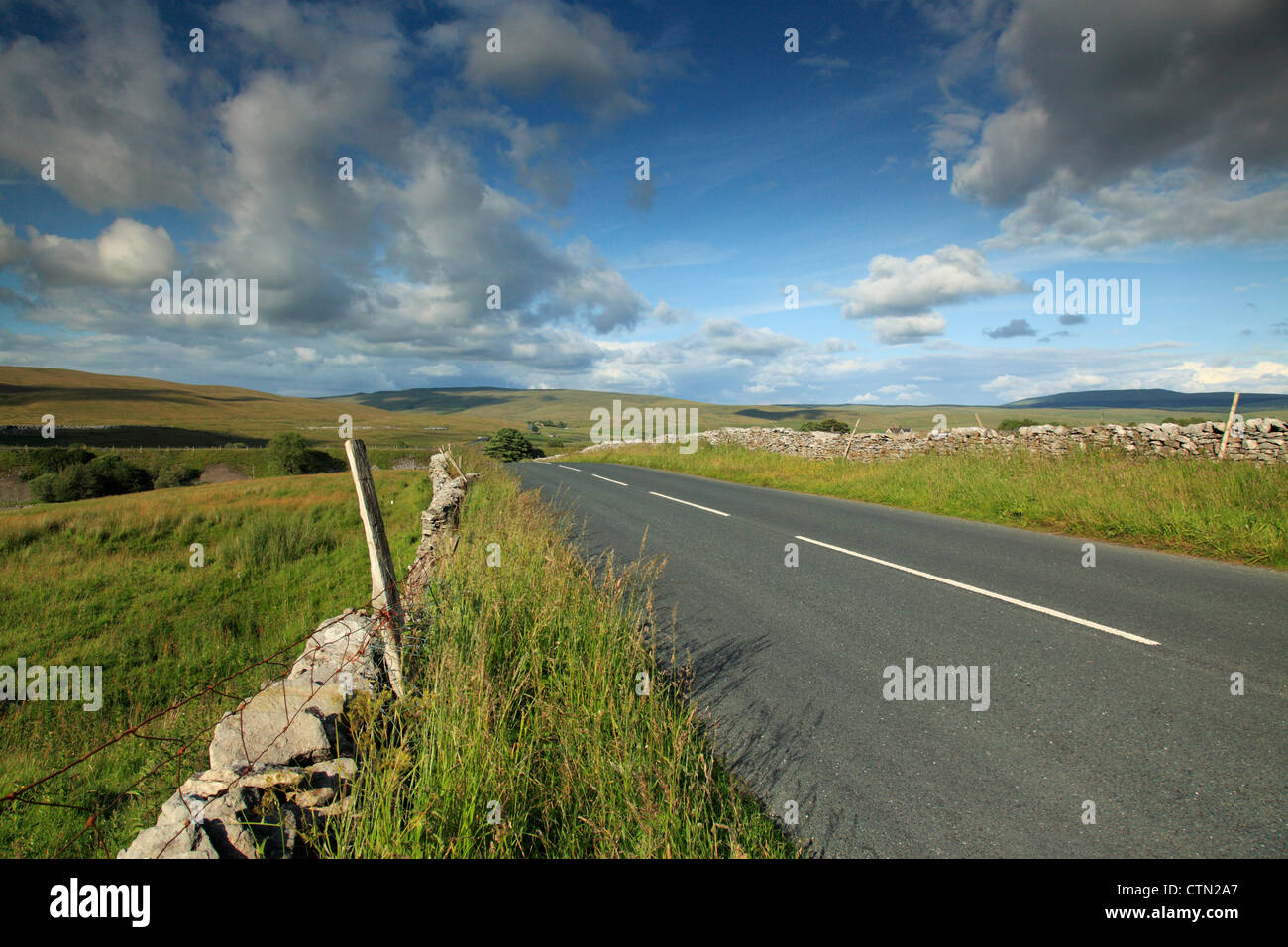 Ouvrir la route pavée à travers un paysage classique de Yorkshire Dales Banque D'Images