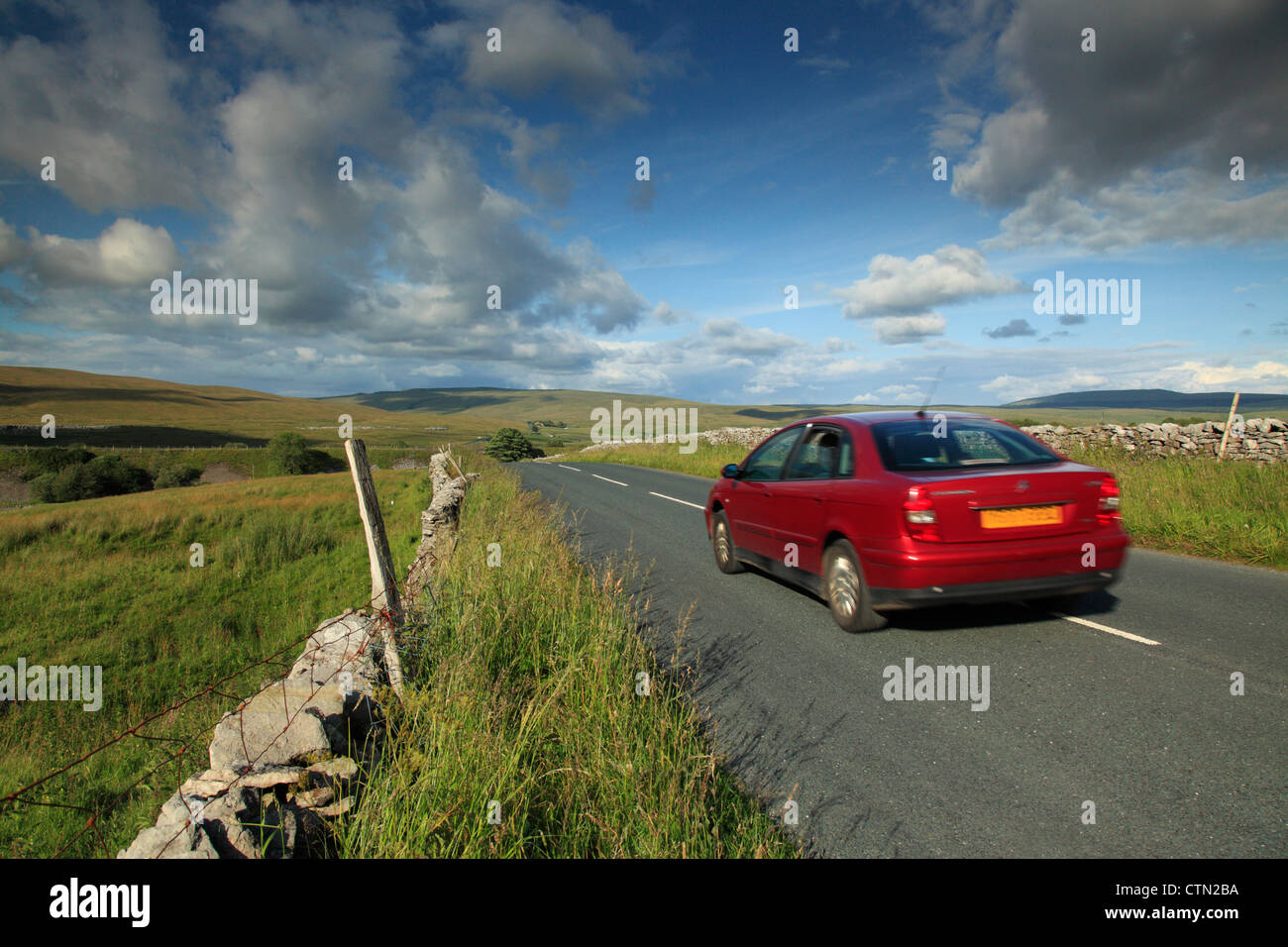 Voiture roulant à travers un paysage classique de Yorkshire Dales Banque D'Images
