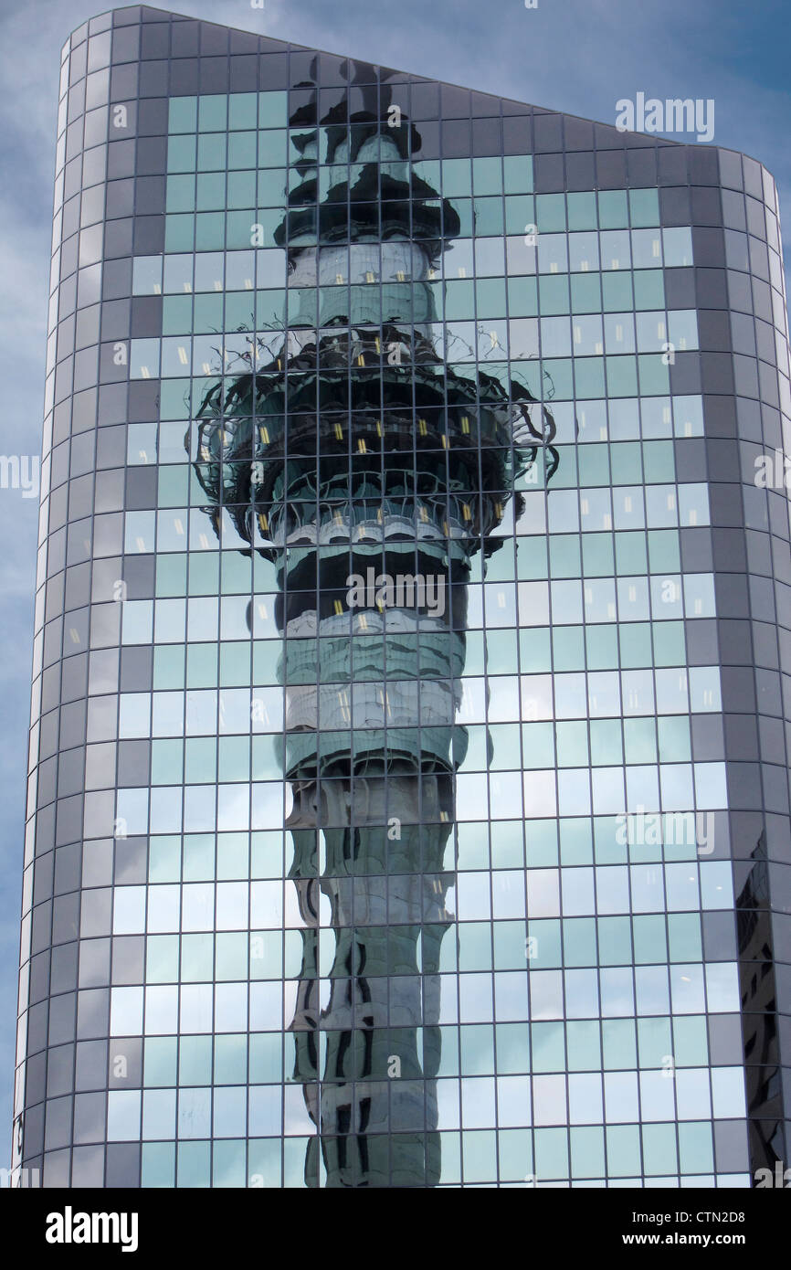 Reflet de la Sky Tower, Auckland, Nouvelle-Zélande Banque D'Images