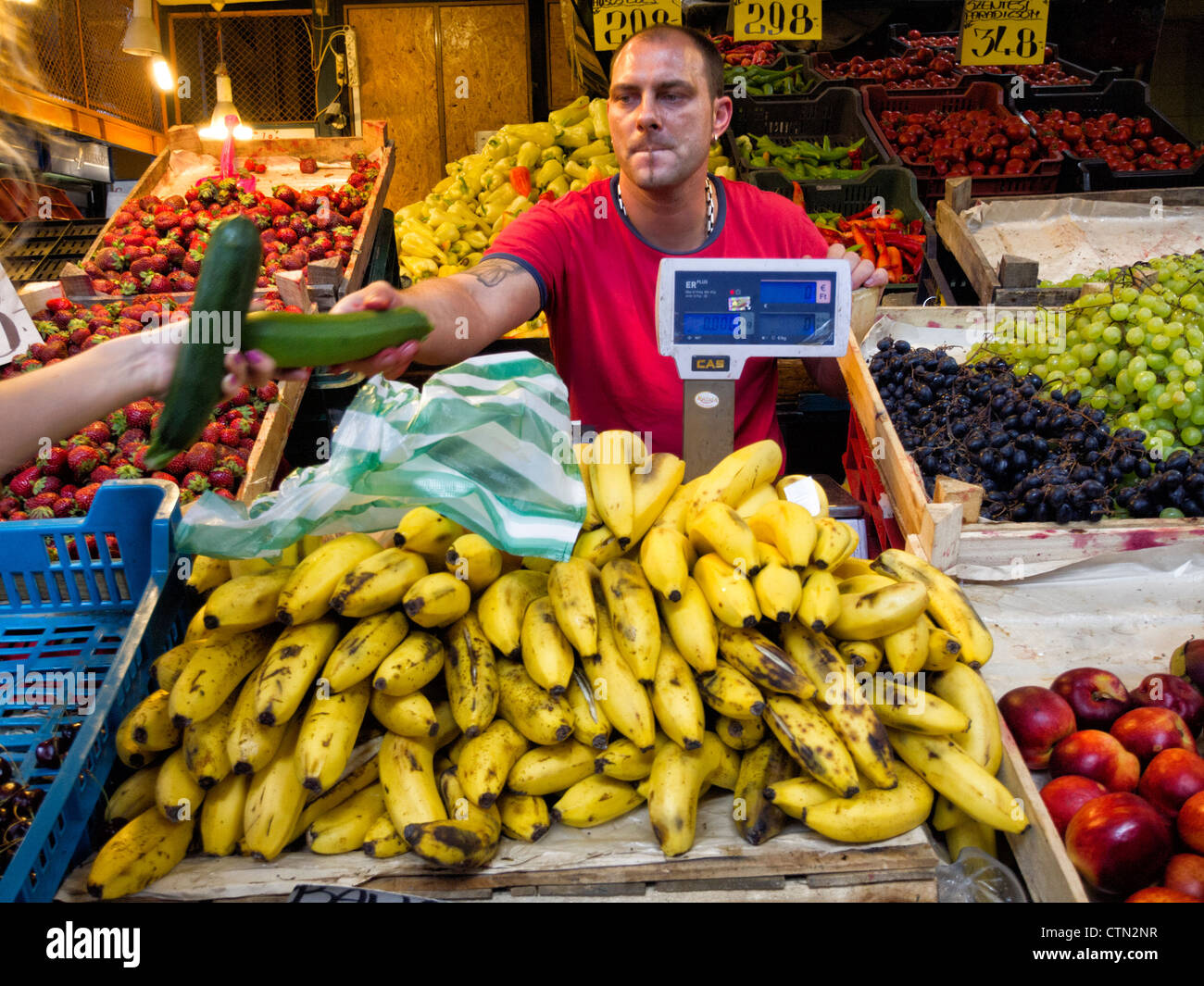 Marché de Fruits au grand marché couvert de Budapest à Budapest, Hongrie, Europe de l'Est Banque D'Images