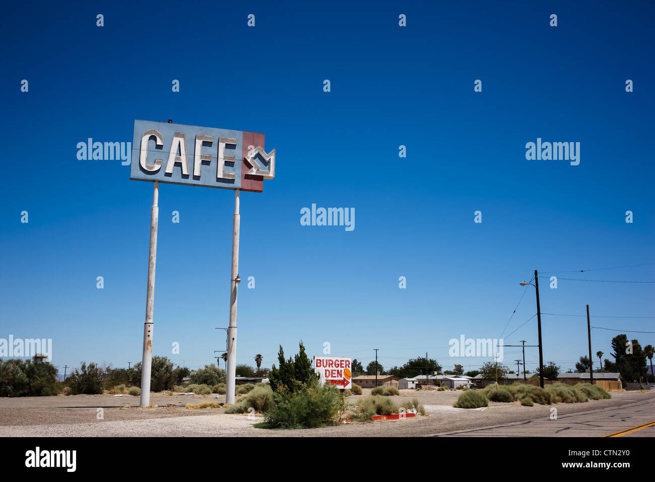 Signe avec la flèche Cafe abandonnés Banque D'Images