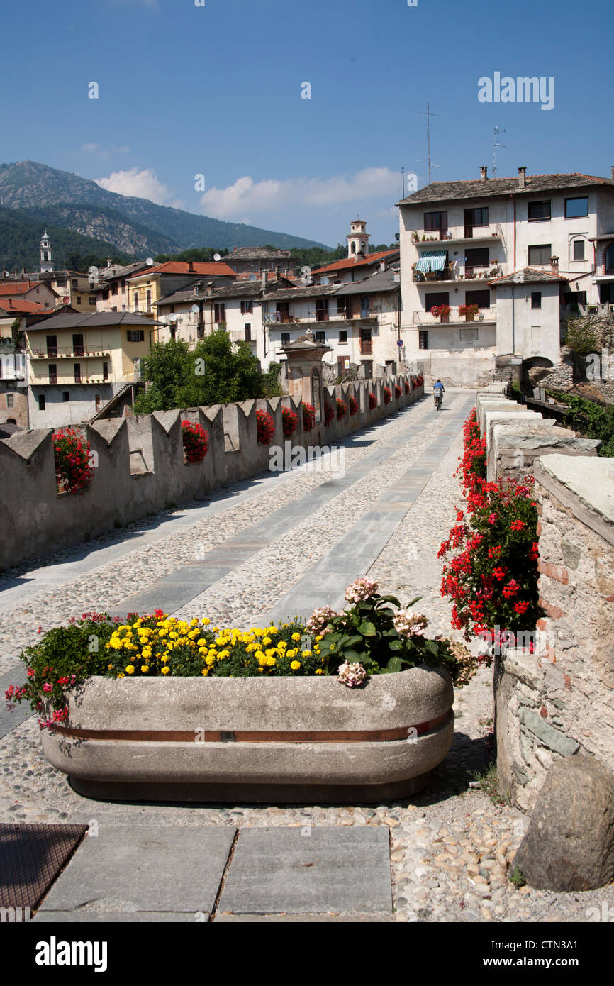 Dronero, Piémont, Italie, avec les Alpes en arrière-plan Banque D'Images