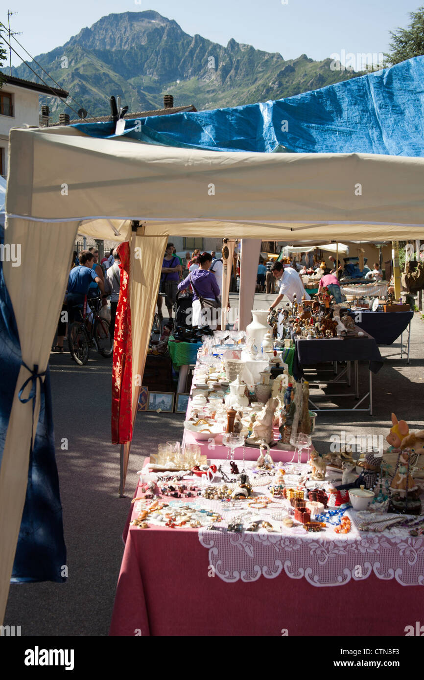 Marché d'antiquités de plein air, Entracque, Cuneo, Italie Banque D'Images