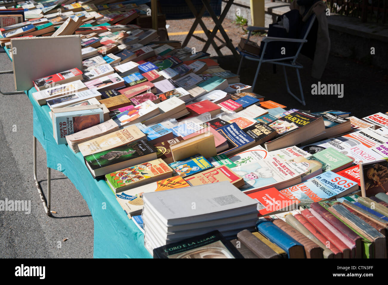 Marché d'antiquités de plein air, Entracque, Cuneo, Italie Banque D'Images