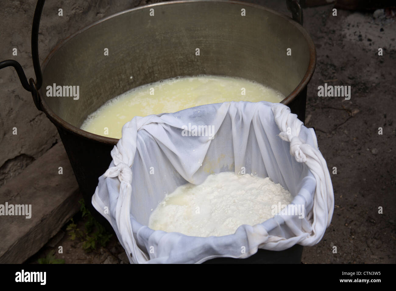 La fabrication du fromage, Valle della Meris, Piemonte, Italie Banque D'Images