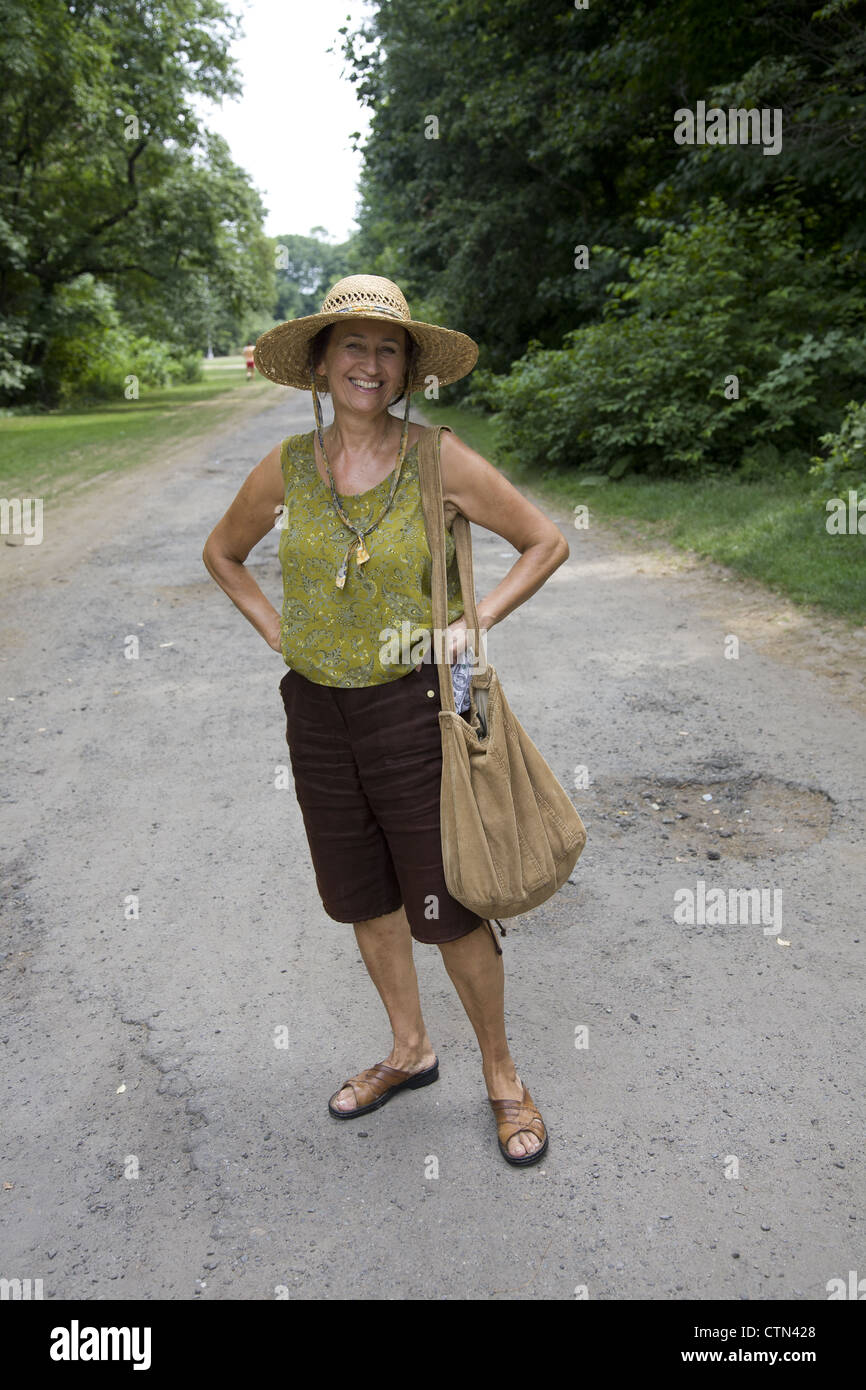 Portrait of a happy, 60 ans, femme, et dans le park, Brooklyn, New York. Banque D'Images