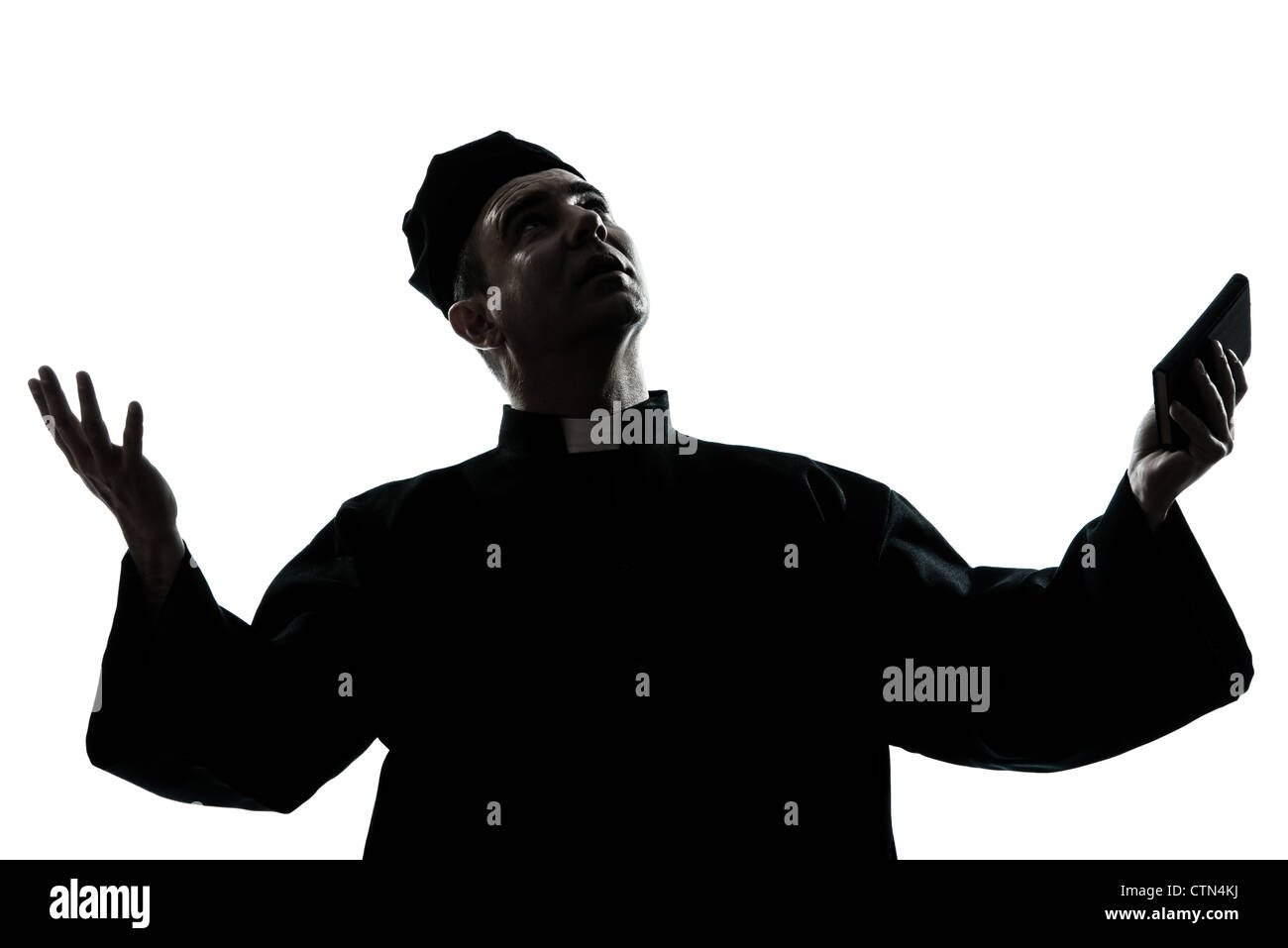 Un homme de race blanche silhouette prêtre en studio isolé sur fond blanc Banque D'Images