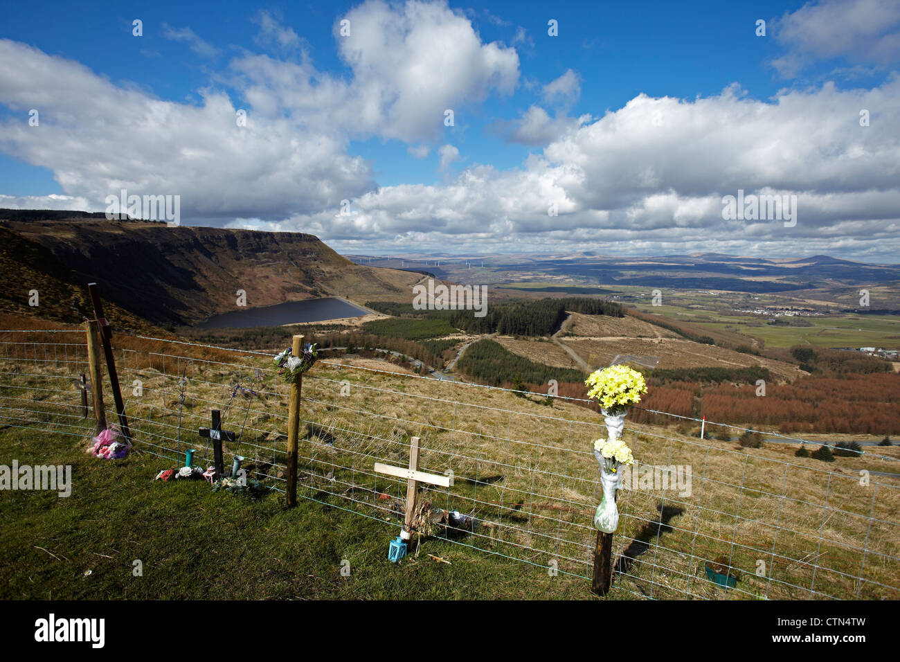 Memorials placée à un site d'affichage sur la montagne Rhigos, Pays de Galles, Royaume-Uni Banque D'Images