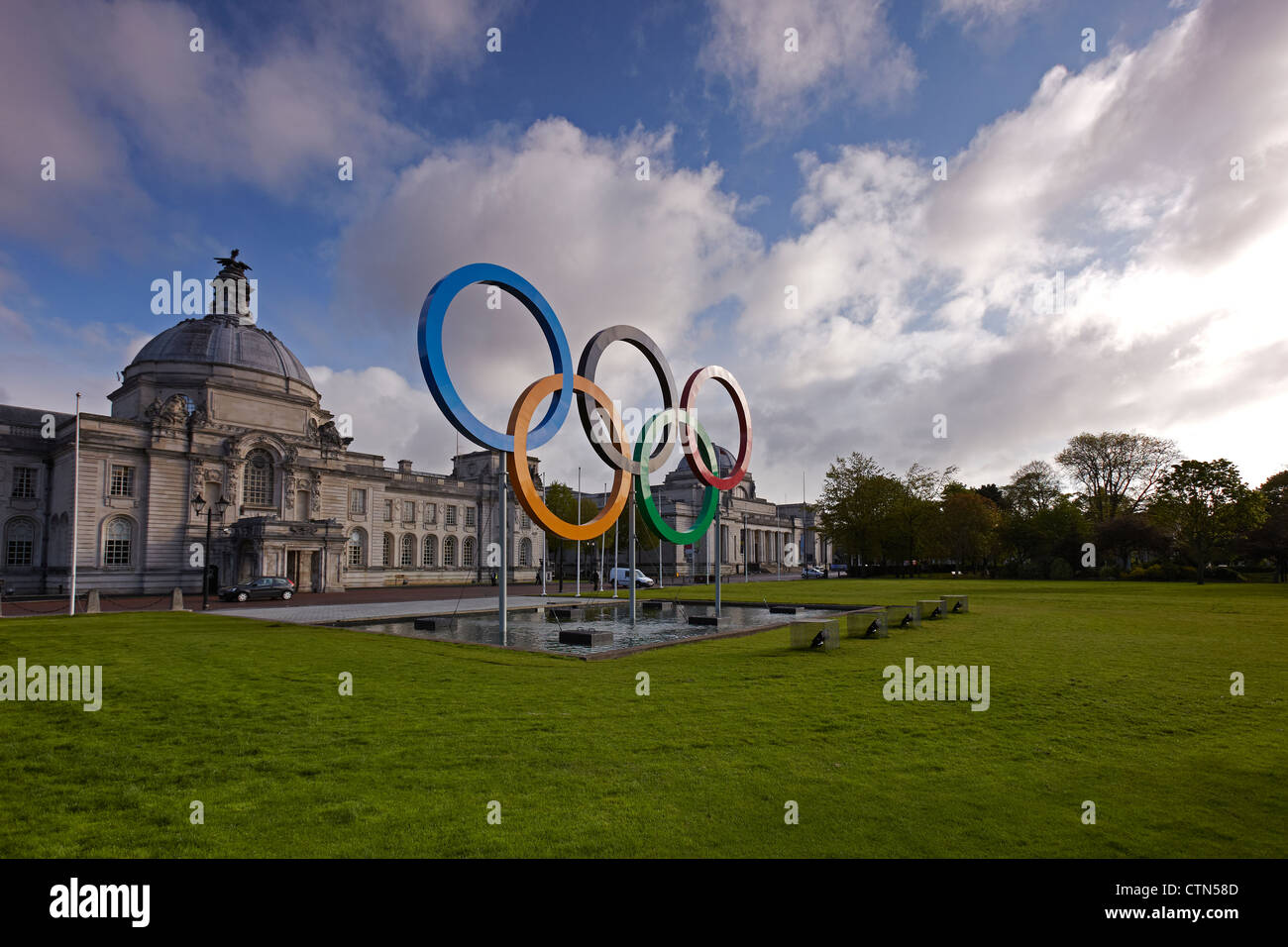 2012 anneaux olympiques à l'extérieur de l'Hôtel de ville de Cardiff, Cardiff, Pays de Galles, Royaume-Uni Banque D'Images