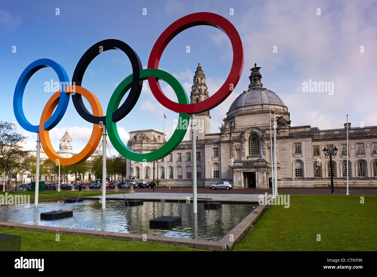 2012 anneaux olympiques à l'extérieur de l'Hôtel de ville de Cardiff, Cardiff, Pays de Galles, Royaume-Uni Banque D'Images