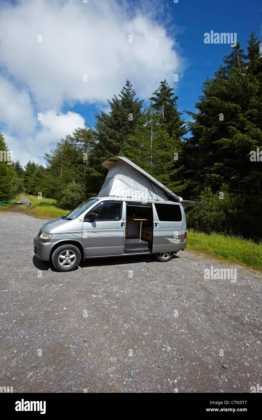 Frendee Campervan Mazda Bongo, sans rouler avec son toit élevé Banque D'Images