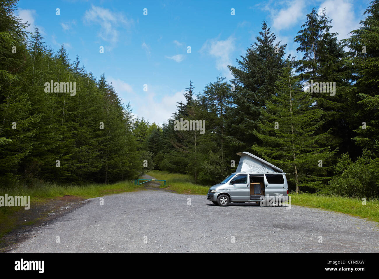 Frendee Campervan Mazda Bongo, sans rouler avec son toit élevé Banque D'Images