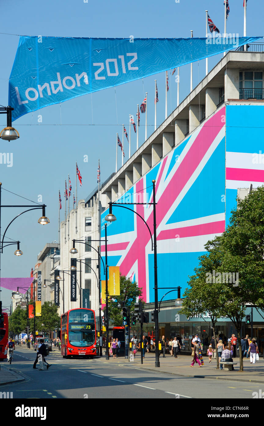 John Lewis grand magasin à Oxford Street enveloppé dans le drapeau de l'Union de taille géante pour promouvoir le statut de sponsor de magasins lors des Jeux Olympiques de Londres 2012 Royaume-Uni Banque D'Images