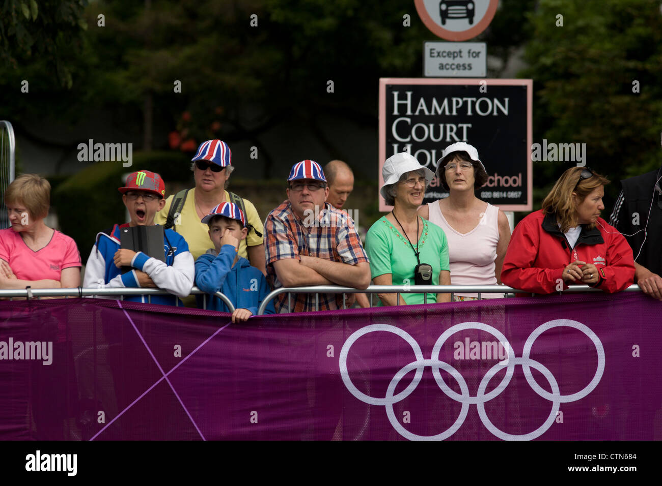 Les spectateurs locaux sous le signe de l'accès routier attendre l'adoption du peloton sur le premier jour de compétition de l'Olympique de Londres 2012 250km course sur route des hommes. À partir du centre de Londres et le passage du capital des sites célèbres avant de partir dans l'Angleterre rurale à l'épuisant fort Hill dans le comté de Surrey. Sud-ouest locaux Londoniens étaient alignés sur la route dans l'espoir de la Mark Cavendish favori pour gagner la médaille de l'équipe Go premier mais ont finalement été déçu quand le Kazakhstan's Alexandre Vinokourov a finalement remporté l'or. Banque D'Images