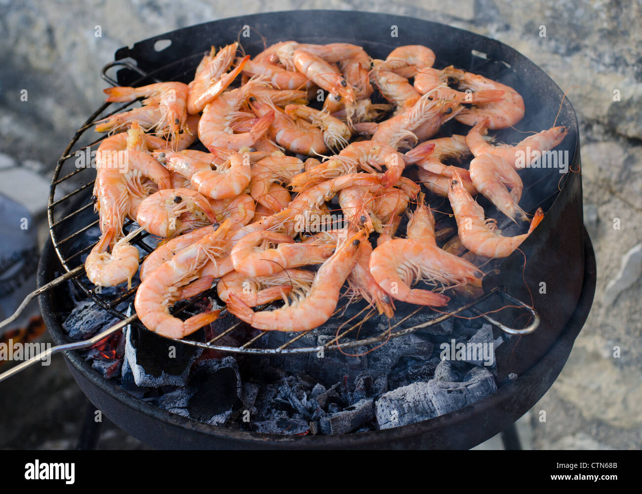 La cuisson des crevettes sur un barbecue Banque D'Images