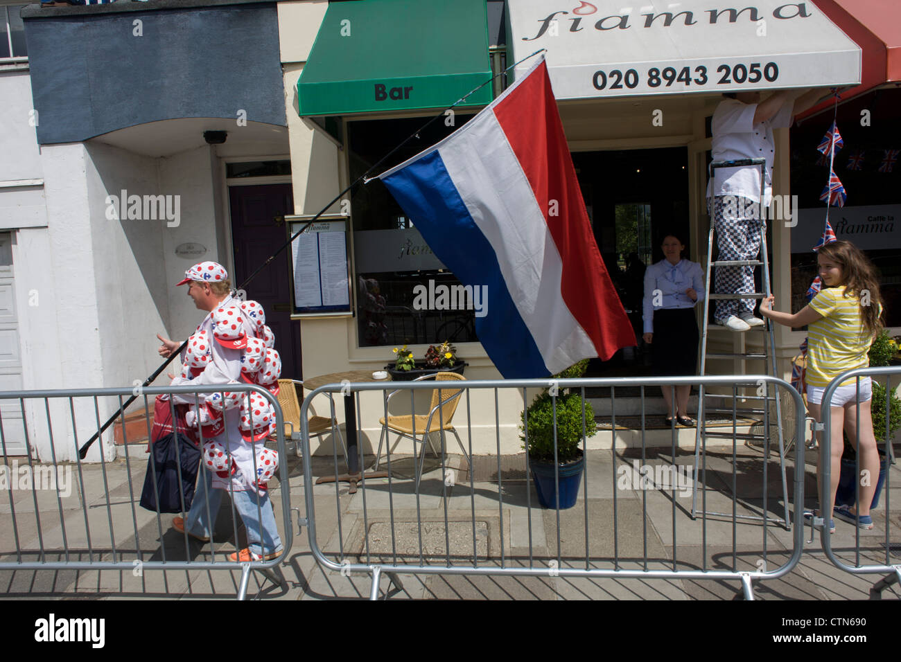 Vélo hollandais ventilateur marche dernières restaurant italien sur la première journée de compétition des Jeux Olympiques de Londres 2012 250km course sur route des hommes. À partir du centre de Londres et le passage du capital des sites célèbres avant de partir dans l'Angleterre rurale à l'épuisant fort Hill dans le comté de Surrey. Sud-ouest locaux Londoniens étaient alignés sur la route dans l'espoir de la Mark Cavendish favori pour gagner la médaille de l'équipe Go premier mais ont finalement été déçu quand le Kazakhstan's Alexandre Vinokourov a finalement remporté l'or. Banque D'Images