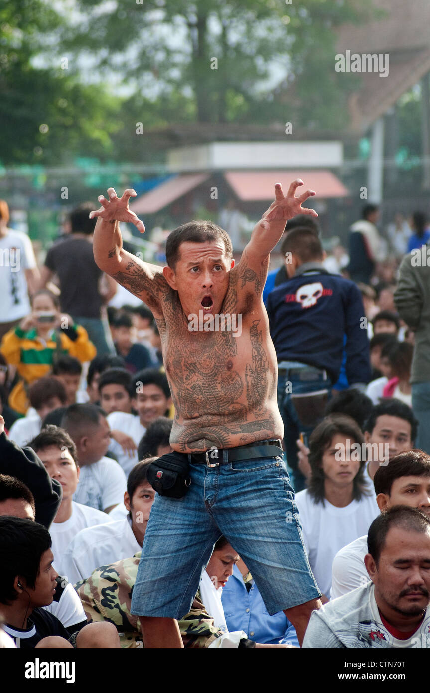 Wai Khru ou "Tattoo Festival' à Wat Phra Bang. Nakhon Chaisi. La Thaïlande. Banque D'Images