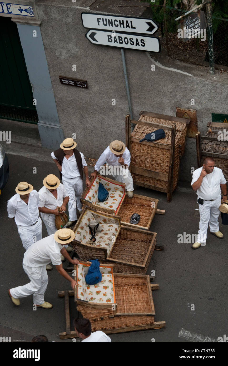 Les hommes préparent les luges en osier pour la descente de Monte à Funchal Banque D'Images