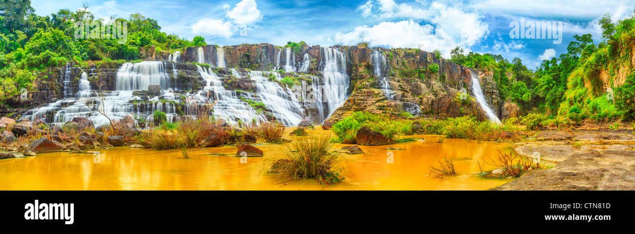 Belle cascade Pongour au Vietnam. Panorama Banque D'Images