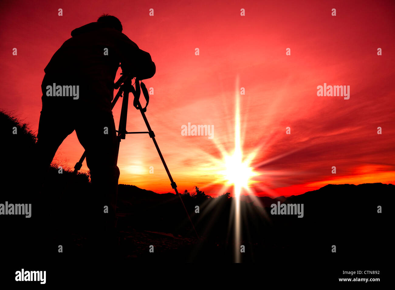 Silhouette de photographe sur le sommet de la montagne Banque D'Images