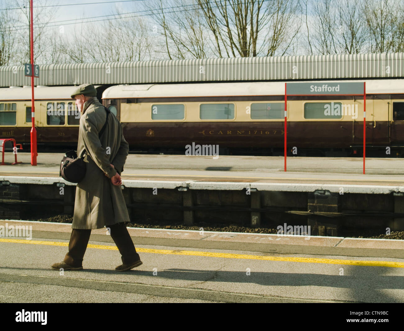 Un trainspotter marche le long de la plate-forme à la gare de Stafford, Staffordshire Banque D'Images