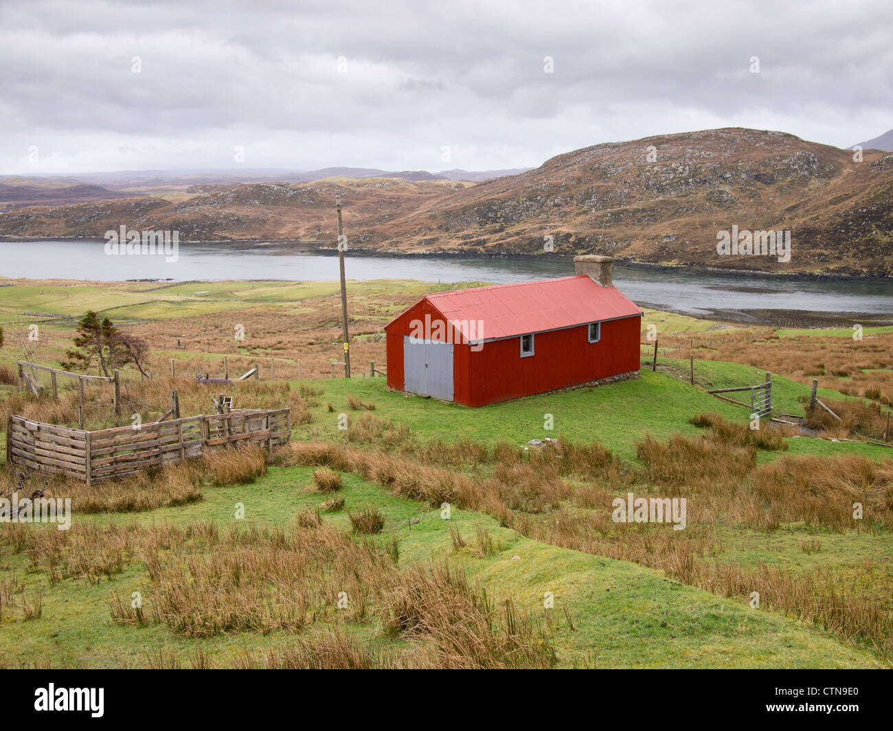 Remise rouge, Balallan, Isle Of Lewis, Scotland Banque D'Images
