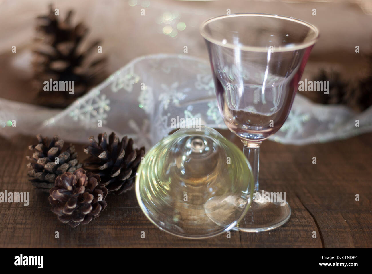 Deux verres à vin de fête avec des décorations de Noël. Banque D'Images