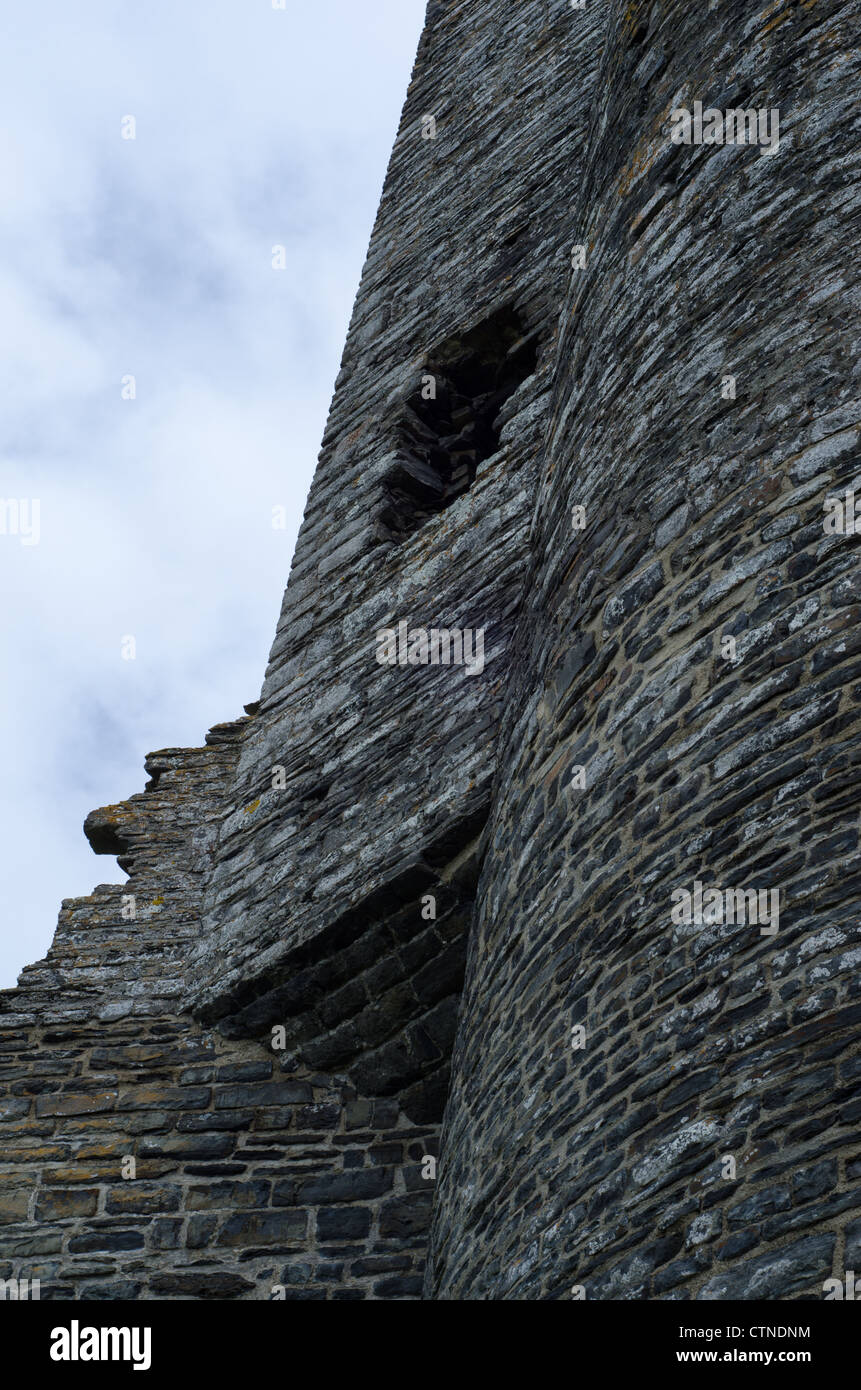 Un mur de château affichant des pierres et de la géométrie. Banque D'Images