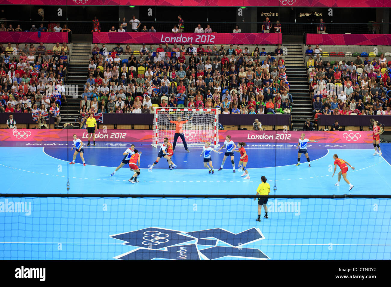 Londres, ANGLETERRE - 28 juillet : cuivre Fort, GO vs Monténégro Handball féminin. Go jeu de handball inaugural le 28 juillet 2012 Banque D'Images