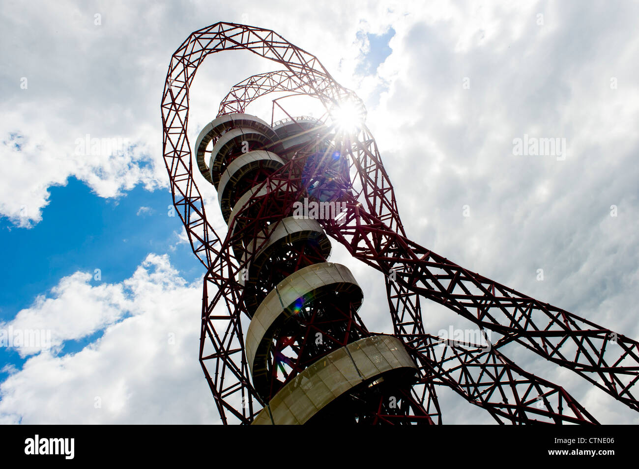 L'ArcelorMittal Orbit est un 115 mètres de haut (377 pieds) de la sculpture et tour d'observation dans le Parc olympique de Stratford, Londres. Banque D'Images