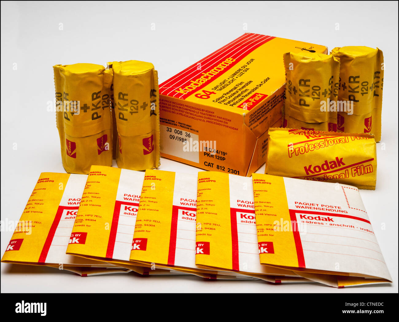 Film photographique en rouleau 120 d'époque Kodachrome, pro-pack avec pochettes de traitement Banque D'Images Film photographique en rouleau 120 d'époque Kodachrome, pro-pack avec pochettes de traitement Banque D'Images