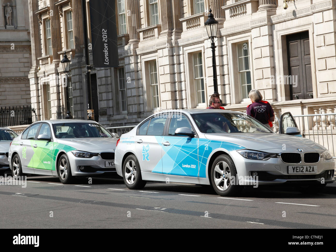 Londres 2012 Jeux olympiques officielles voitures BMW sur Whitehall, Westminster, Londres, Angleterre, Royaume-Uni Banque D'Images